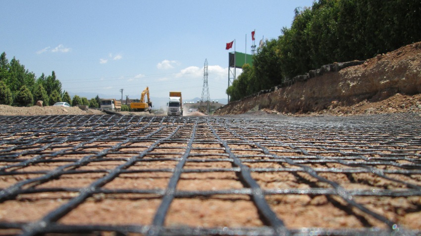 Abans de posar el geomaterial, cal realitzar treballs preparatoris, eliminar les restes, les fulles caigudes Abans de posar el geomaterial, cal realitzar treballs preparatoris, eliminar les restes, les fulles caigudes