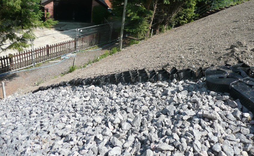 Amb l’ajut d’una geomalla de polímers és possible estabilitzar fonaments febles, enfortir pendents i terraplens Amb l’ajut d’una geomalla de polímers és possible estabilitzar fonaments febles, enfortir pendents i terraplens