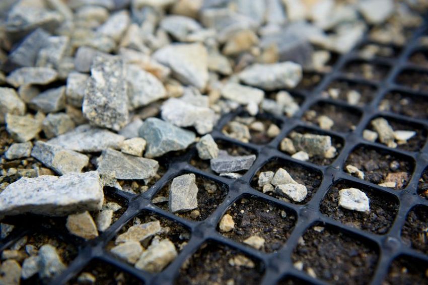 Les geomedes s’utilitzen per reforçar els fonaments dels paviments fets amb materials de gra gruixut, talussos de terraplè Les geomedes s’utilitzen per reforçar els fonaments dels paviments fets amb materials de gra gruixut, talussos de terraplè