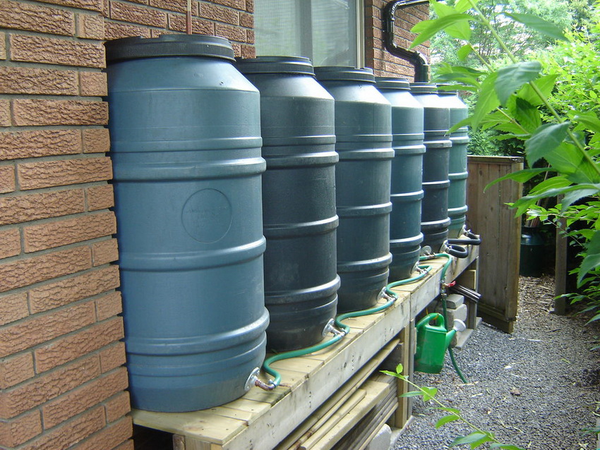 For å skape et vanntrykk i hovedrøret til systemet, er det nødvendig å installere containere i lav høyde eller bruke en pumpe For å skape et vanntrykk i hovedrøret til systemet, er det nødvendig å installere containere i lav høyde eller bruke en pumpe