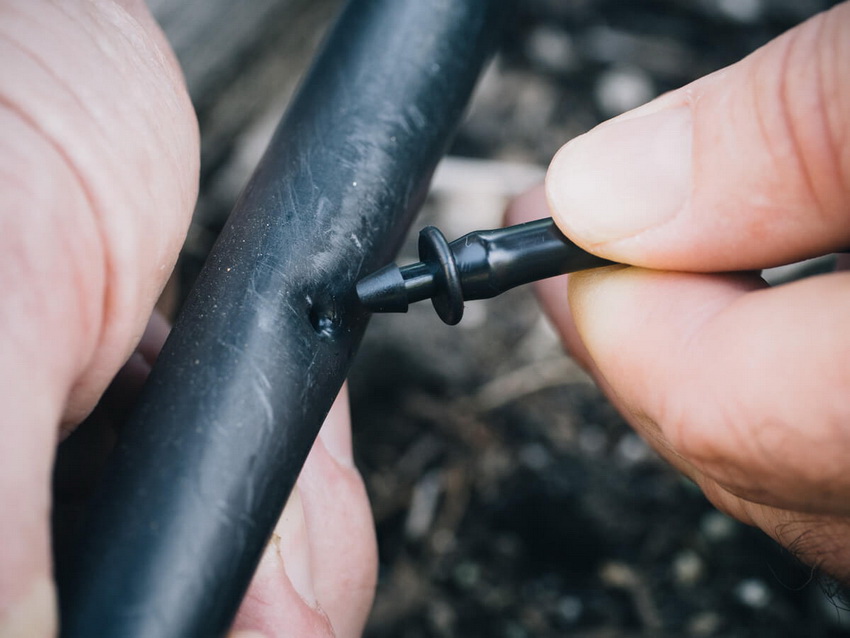 Koble utløpsrørene til systemets hovedslange Koble utløpsrørene til systemets hovedslange