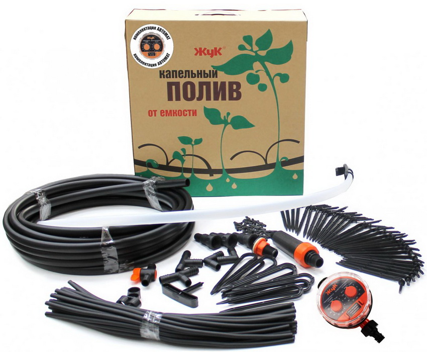 Drypp vanning i et drivhus fra en fatbille Drypp vanning i et drivhus fra en fatbille