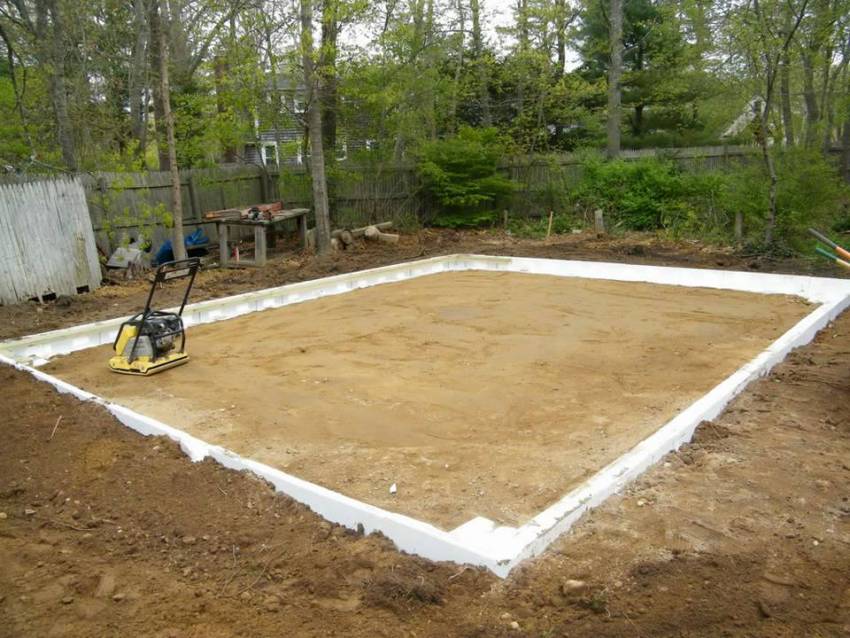 După ce ați ales un loc potrivit pe site, este necesar să curățați perimetrul și să nivelați cu atenție terenul După ce ați ales un loc potrivit pe site, este necesar să curățați perimetrul și să nivelați cu atenție terenul