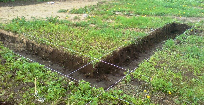 Cablurile sunt legate de banda de marcare - două pe fiecare parte, deoarece distanța dintre ele va seta lățimea benzii planificate Cablurile sunt legate de banda de marcare - două pe fiecare parte, deoarece distanța dintre ele va seta lățimea benzii planificate