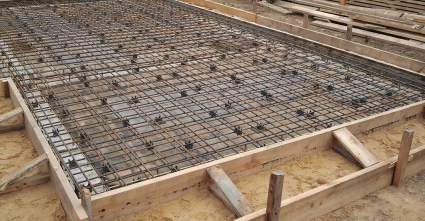 Un exemplu de fundație de placă pentru un garaj Un exemplu de fundație de placă pentru un garaj