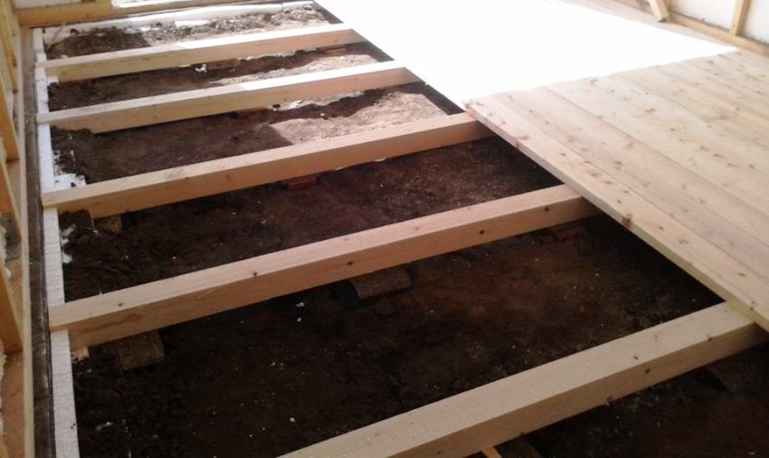 Așezarea plăcilor de pardoseală trebuie să fie strânsă și cap la cap, evitând formarea de goluri Așezarea plăcilor de pardoseală trebuie să fie strânsă și cap la cap, evitând formarea de goluri