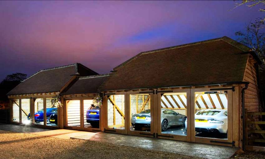 Cadrul garajului este cel mai adesea din lemn, deoarece acest material este ușor de prelucrat și accesibil Cadrul garajului este cel mai adesea din lemn, deoarece acest material este ușor de prelucrat și accesibil