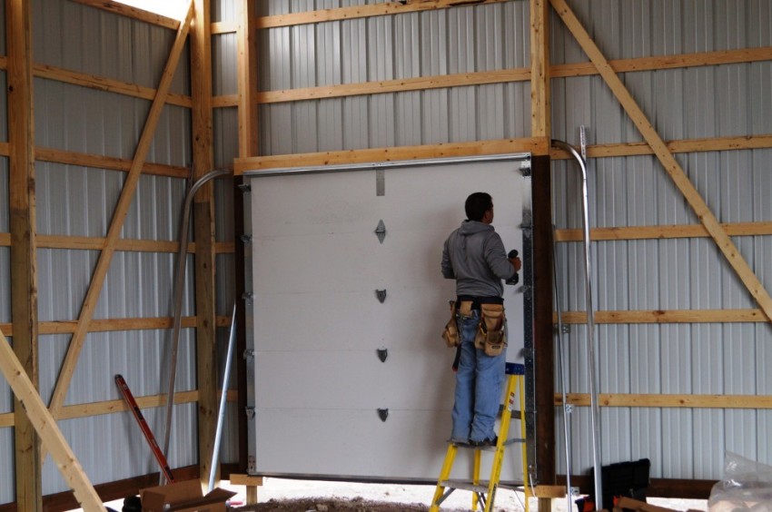 Instalarea cadrului pereților din grinzi se efectuează numai din lemn bine uscat Instalarea cadrului pereților din grinzi se efectuează numai din lemn bine uscat