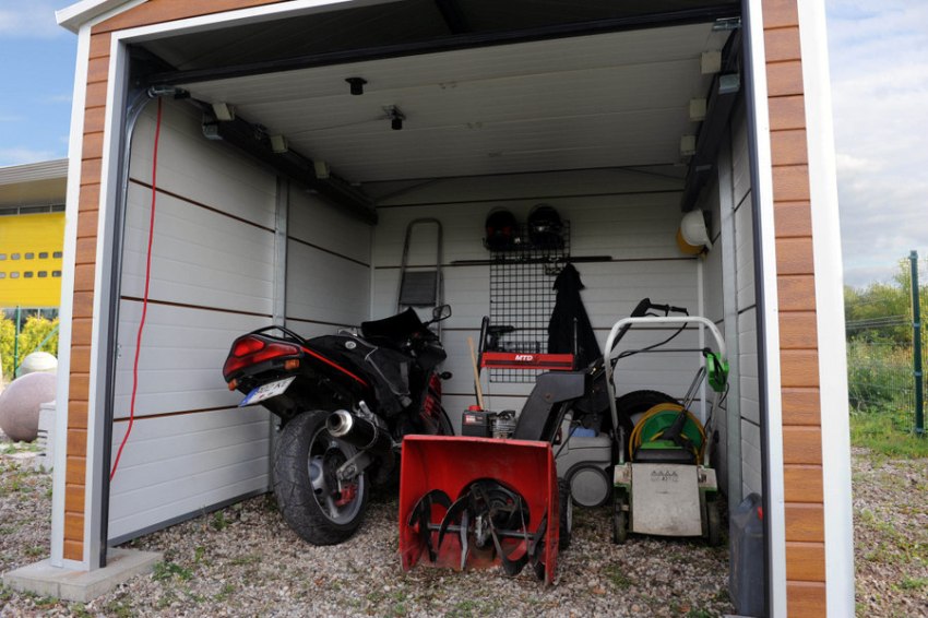 Este posibil să ridicați un garaj cu cadru atât în anotimpurile reci, cât și în cele calde, deoarece toate structurile sunt interconectate cu ajutorul șuruburilor de fixare și a șuruburilor autofiletante Este posibil să ridicați un garaj cu cadru atât în anotimpurile reci, cât și în cele calde, deoarece toate structurile sunt interconectate cu ajutorul șuruburilor de fixare și a șuruburilor autofiletante