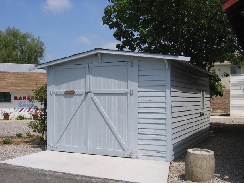 Frunzele porții oscilante sunt atașate fie la stâlpii laterali, fie la deschiderea cu balamale Frunzele porții oscilante sunt atașate fie la stâlpii laterali, fie la deschiderea cu balamale