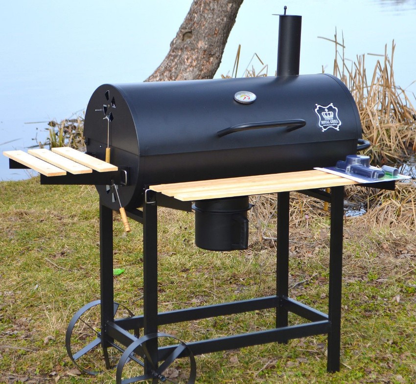 תא האש בבית מעשנים חם ממוקם ישירות מתחת לתא העישון תא האש בבית מעשנים חם ממוקם ישירות מתחת לתא העישון