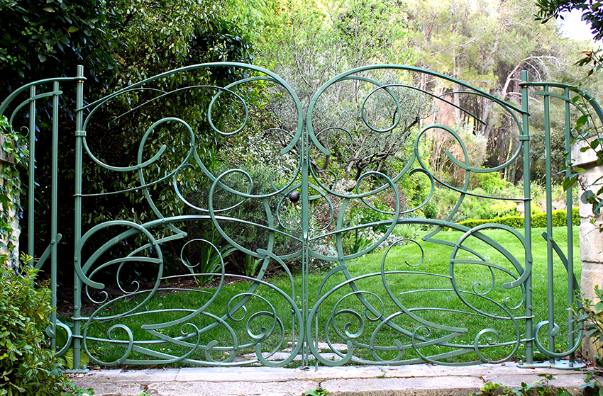 S cieľom vizuálne zväčšiť plochu sa odporúča natrieť bránu svetlými farbami. S cieľom vizuálne zväčšiť plochu sa odporúča natrieť bránu svetlými farbami.