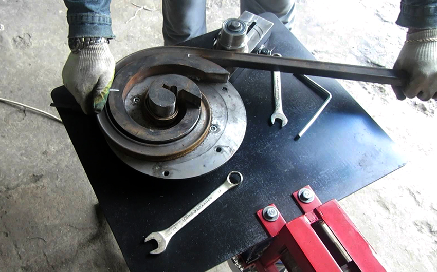 Na vytvorenie kudrliniek potrebujete špeciálne zariadenie nazývané slimák. Na vytvorenie kudrliniek potrebujete špeciálne zariadenie nazývané slimák.