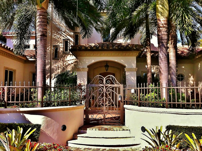 Dizajnéri odporúčajú bránu natrieť rovnakým odtieňom ako strecha Dizajnéri odporúčajú bránu natrieť rovnakým odtieňom ako strecha