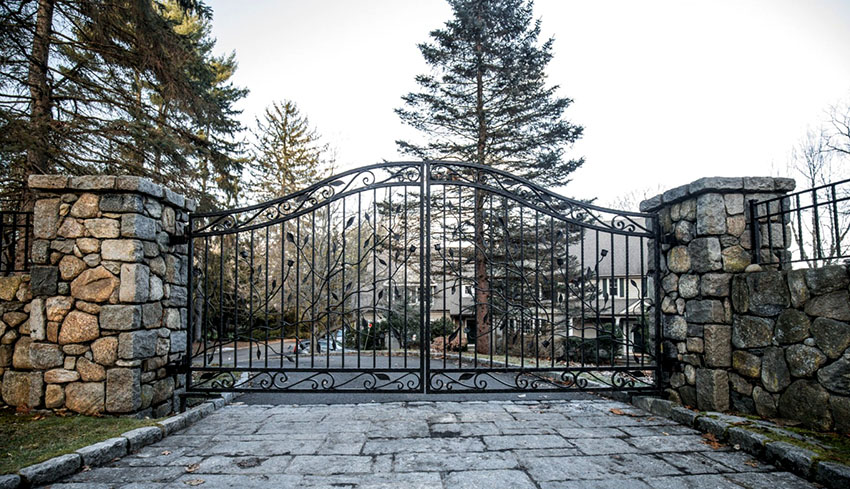 Hlavným kritériom pri výbere brány je funkčnosť Hlavným kritériom pri výbere brány je funkčnosť