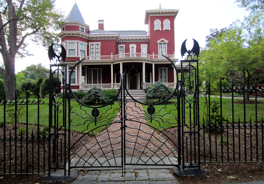 Výška štandardných brán z tepaného železa sa pohybuje od 1,5 do 3 metrov Výška štandardných brán z tepaného železa sa pohybuje od 1,5 do 3 metrov