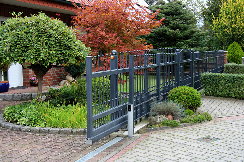 Dvere v posuvných konštrukciách sa pri otváraní pohybujú od seba v rôznych smeroch Dvere v posuvných konštrukciách sa pri otváraní pohybujú od seba v rôznych smeroch