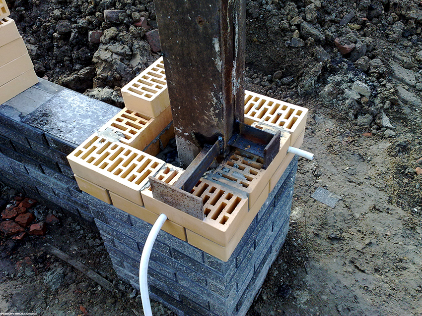 Kované brány majú vysokú hmotnosť, preto sa odporúča urobiť podpery vo forme silných stĺpov s murovaním Kované brány majú vysokú hmotnosť, preto sa odporúča urobiť podpery vo forme silných stĺpov s murovaním