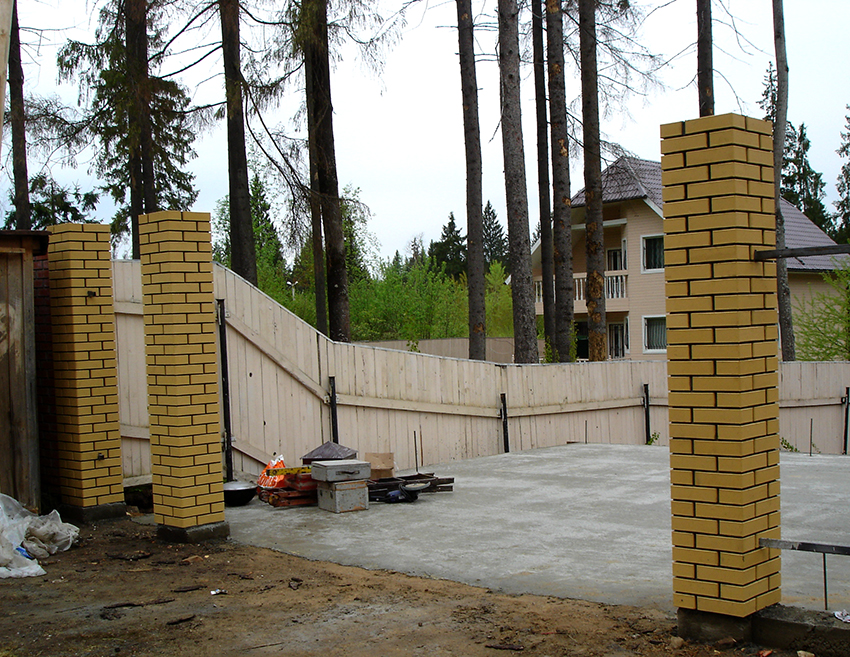 Aby ste mohli rovnomerne umiestniť bránu, je potrebné pre ne namontovať otvor s vysokou kvalitou Aby ste mohli rovnomerne umiestniť bránu, je potrebné pre ne namontovať otvor s vysokou kvalitou