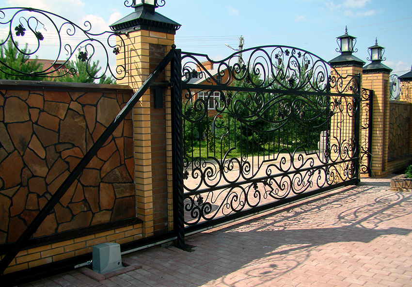 Posuvné dvere sú vybavené valčekovým mechanizmom, vďaka ktorému sa konštrukcia po otvorení posunie do strany Posuvné dvere sú vybavené valčekovým mechanizmom, vďaka ktorému sa konštrukcia po otvorení posunie do strany