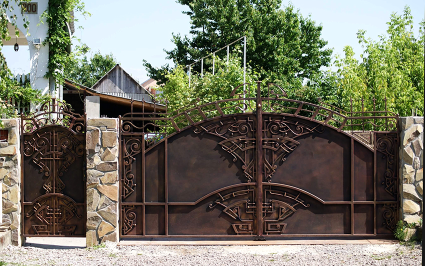 Pevné konštrukcie pozostávajú z súvislého plechu s kovanými prvkami Pevné konštrukcie pozostávajú z súvislého plechu s kovanými prvkami