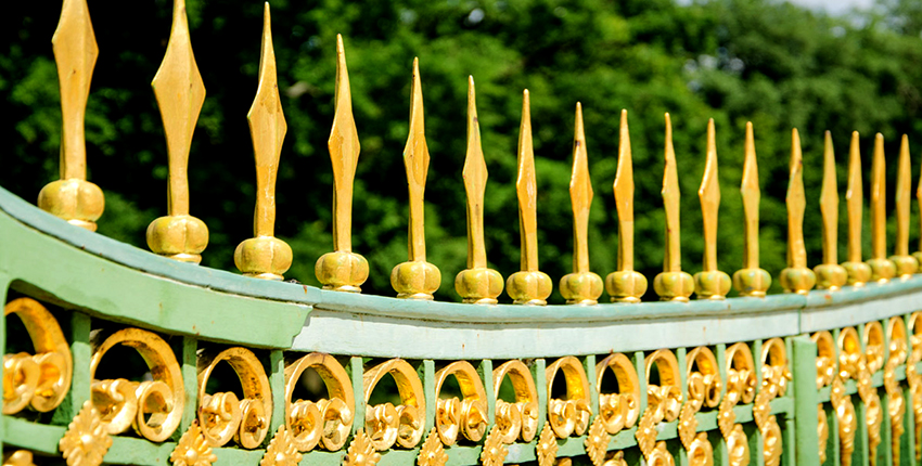 Je potrebné zvoliť farbu brány na základe architektonických prvkov budovy Je potrebné zvoliť farbu brány na základe architektonických prvkov budovy