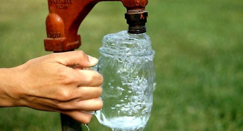 Pada kepekatan zat besi di dalam air di atas 0.3 mg / l, dengan penggunaan domestik, ia dapat menyebabkan pembentukan garis berkarat dan enapcemar Pada kepekatan zat besi dalam air lebih dari 0,3 mg / l, dengan penggunaan domestik, ia dapat menyebabkan pembentukan garis berkarat dan sedimen