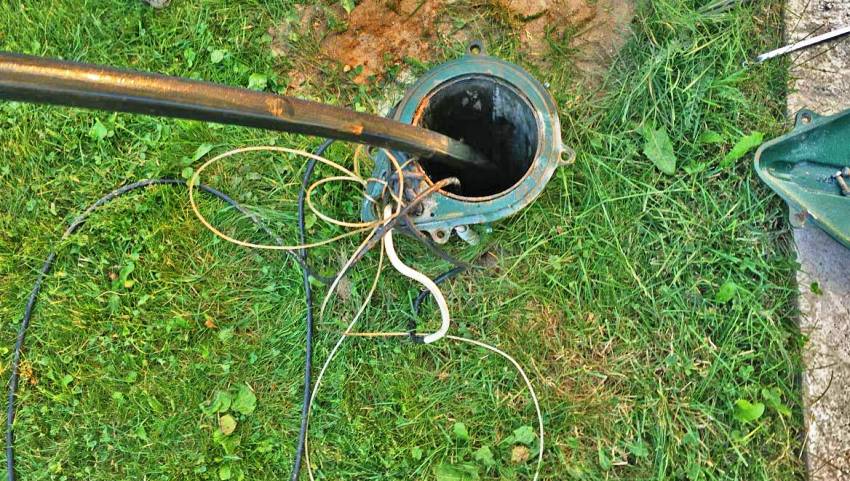 Dengan bantuan pencuri, telaga dibersihkan dari pelbagai jenis zarah pepejal - kelodak, pasir, kotoran dan serpihan Dengan bantuan pencuri, telaga dibersihkan dari pelbagai jenis zarah pepejal - kelodak, pasir, kotoran dan serpihan