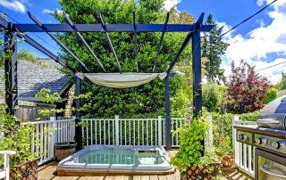 Pergola DIY: un support pour les plantes et un lieu de repos confortable