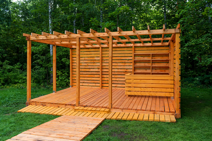 Laskettaessa pergolan kokoa, sinun on otettava huomioon talon ja maiseman tilan suhteet Laskettaessa pergolan kokoa, sinun on otettava huomioon talon ja maiseman tilan suhteet