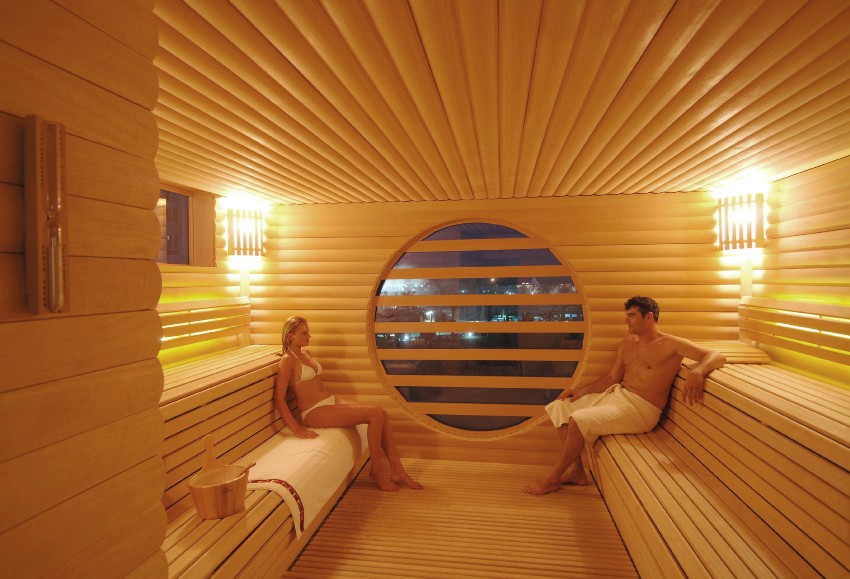 Den mest populære setestørrelsen på benken er 60 cm, denne bredden lar deg sitte komfortabelt i badekaret Den mest populære setestørrelsen på benken er 60 cm, denne bredden lar deg sitte komfortabelt i badekaret