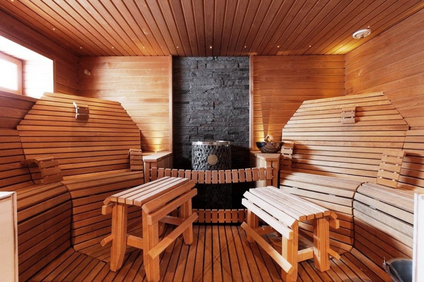 For å gjøre benkene i badekaret så behagelige som mulig, kan strukturen suppleres med komfortable rygglener For å gjøre benkene i badekaret så behagelige som mulig, kan strukturen suppleres med komfortable rygglener