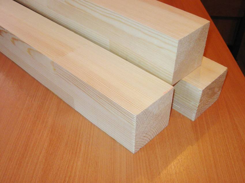 Grundige pussede plater brukes til gulvhylling av hyllene. Grundige pussede plater brukes til gulvhylling av hyllene.