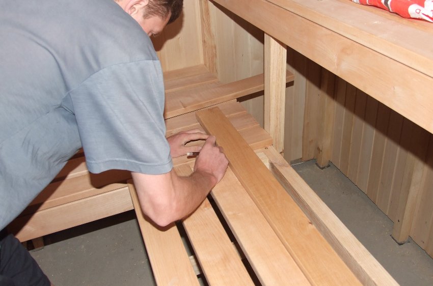 For gulv tas vanligvis tynne smale plater, dette vil gi dem muligheten for rask tørking etter bruk av dampbadet. For gulv tas vanligvis tynne smale plater, dette vil gi dem muligheten for rask tørking etter bruk av dampbadet.