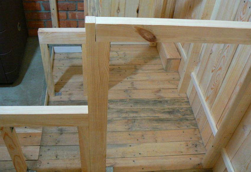 For rammen brukes to bærende bjelker som er installert langs bredden på hyllene i dampbadet og forbundet med tverrbjelker For rammen brukes to bærende bjelker som er installert langs bredden på hyllene i dampbadet og forbundet med tverrbjelker