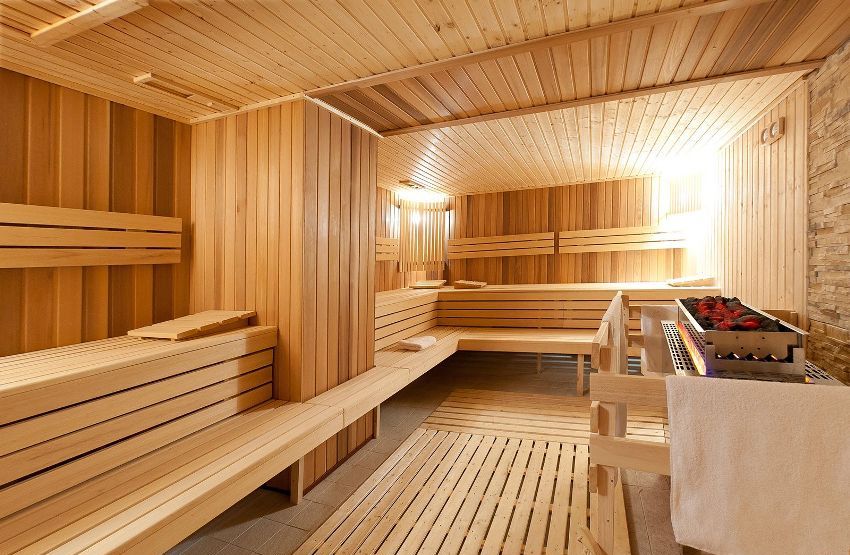 Ved å ordne hyllene over hverandre, kan badebesøkende selvstendig velge den mest passende temperaturen for dem Ved å ordne hyllene over hverandre, kan badebesøkende selvstendig velge den mest passende temperaturen for dem