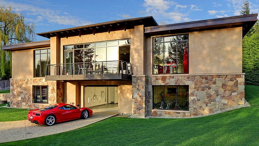 Ofte er en garasje utstyrt i kjelleren, noe som i seg selv sparer brukbar plass betydelig Ofte er en garasje utstyrt i kjelleren, noe som i seg selv sparer brukbar plass betydelig