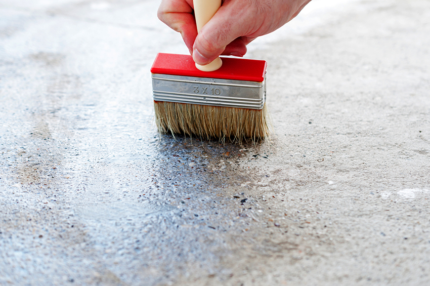Ang likidong waterproofing para sa kongkreto ay dapat na ilapat ng brush o roller Ang likidong waterproofing para sa kongkreto ay dapat na ilapat ng brush o roller