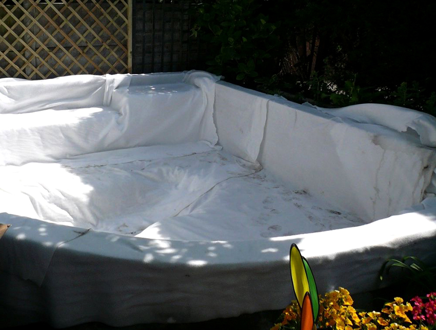 Takket være baksiden av geotekstil vil bassengvannet avkjøles saktere Takket være baksiden av geotekstil vil bassengvannet avkjøles saktere