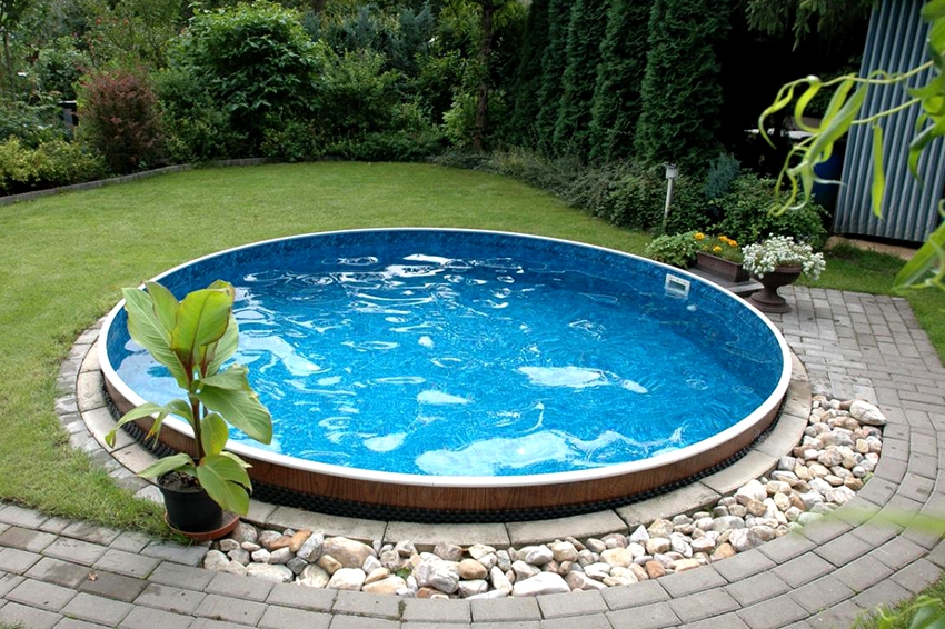 Bassengfilmen er laget av polyvinylklorid, som behandles med en soppdrepende og antimikrobiell sammensetning Bassengfilmen er laget av polyvinylklorid, som behandles med en soppdrepende og antimikrobiell sammensetning