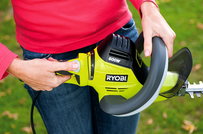Máy xén hàng rào không dây Ryobi là một trong những loại tốt nhất Máy xén hàng rào không dây Ryobi là một trong những loại tốt nhất