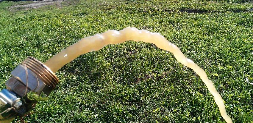 Voda zo studne sa môže kontaminovať vniknutím pôdy alebo medzivodnej vody Voda zo studne sa môže kontaminovať vniknutím pôdy alebo medzivodnej vody