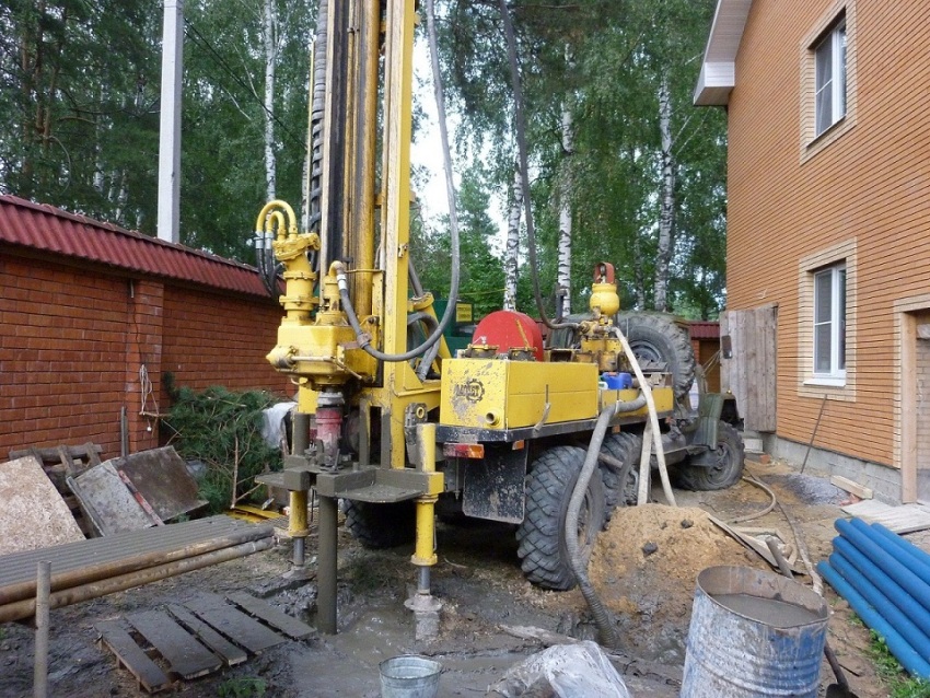 Vŕtanie s príklepom je najlacnejší a najjednoduchší spôsob, ako zabezpečiť stavenisko pitnou vodou Vŕtanie s príklepom je najlacnejší a najjednoduchší spôsob, ako zabezpečiť stavenisko pitnou vodou
