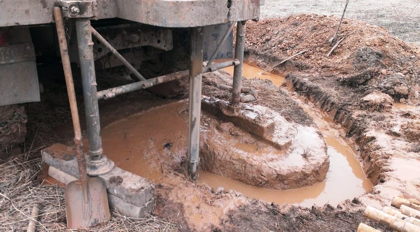 Rotačná metóda vŕtania studní je jednou z odrôd rotačnej technológie Rotačná metóda vŕtania studní je jednou z odrôd rotačnej technológie