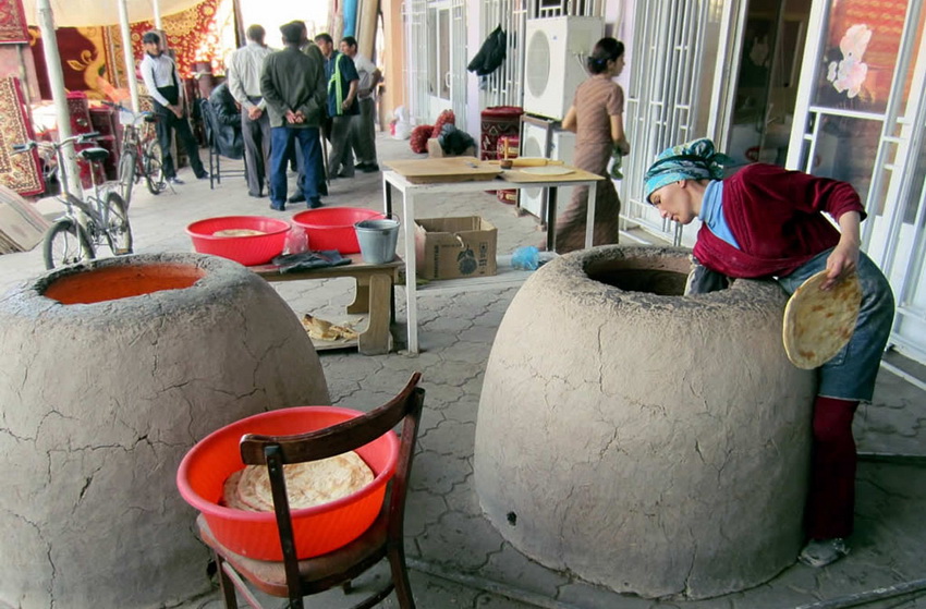 Tandoors อาจมีหลายขนาด - ขนาดใหญ่มีไว้เพื่อวัตถุประสงค์ในการผลิต Tandoors อาจมีหลายขนาด - ขนาดใหญ่มีไว้เพื่อวัตถุประสงค์ในการผลิต