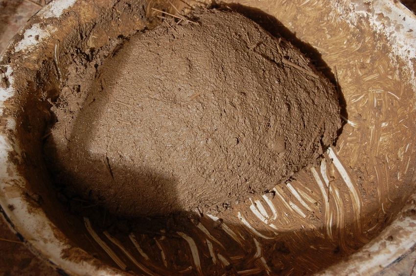 ส่วนผสมของดินเหนียวที่เตรียมไว้เป็นพิเศษใช้สำหรับการสร้างเตาแทนดอร์