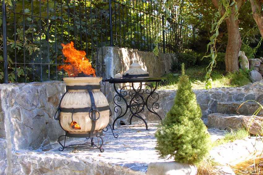 เตาทันดูร์แบบคลาสสิกคือผลิตภัณฑ์รูปเหยือกที่ทำจากดินเผาไฟเคลย์หรือเซรามิก