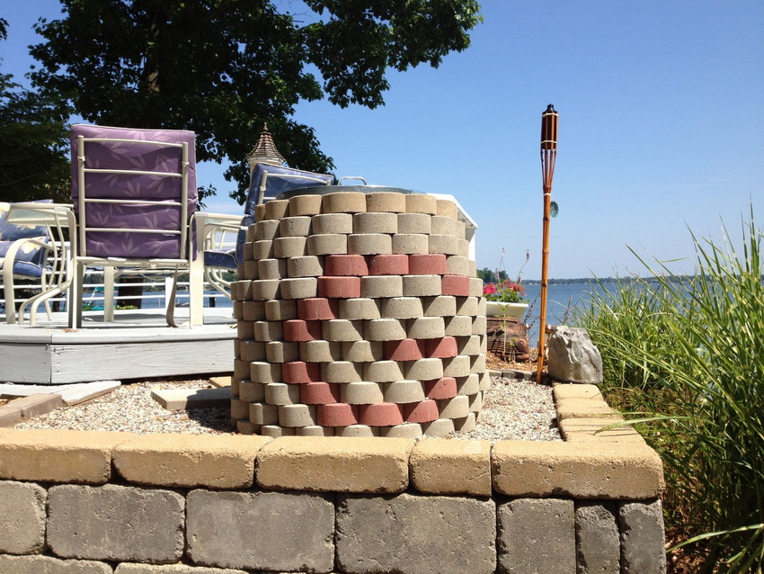 ภายนอกเตาแทนดอร์สามารถก่อด้วยอิฐหินหรือหินปูได้ ภายนอกเตาแทนดอร์สามารถก่อด้วยอิฐหินหรือหินปูได้