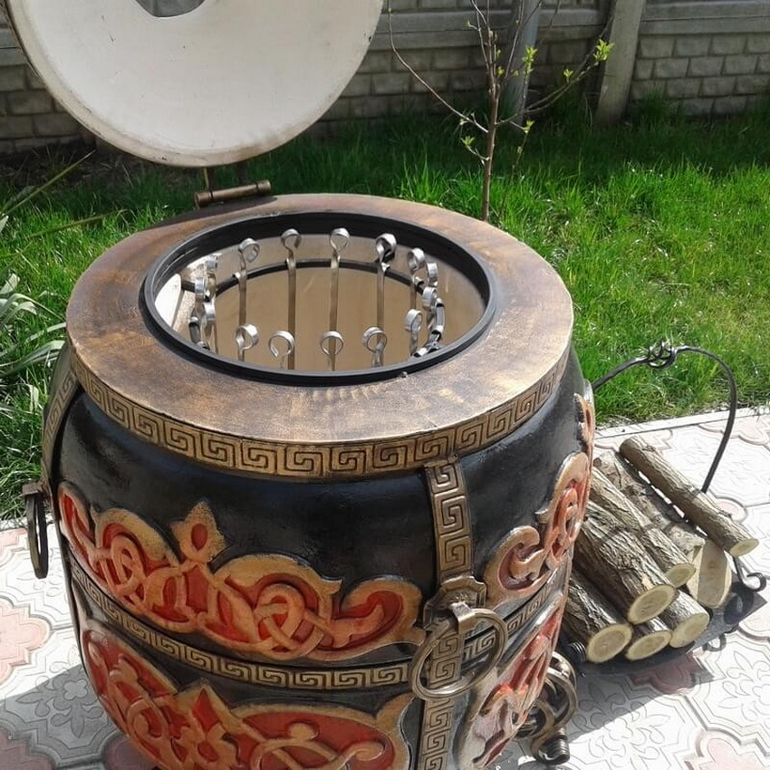 หลังจากสร้างและยิงแล้วเตาแทนดอร์จะถูกตกแต่งด้วยลวดลายและทาสี หลังจากสร้างและยิงแล้วเตาแทนดอร์จะถูกตกแต่งด้วยลวดลายและทาสี