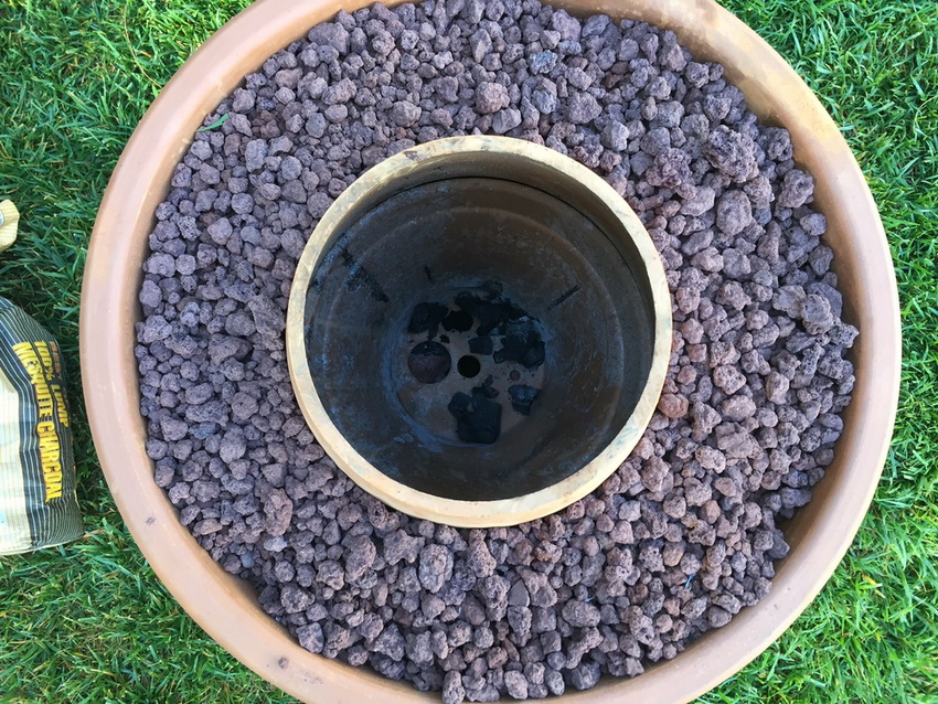 ในผลิตภัณฑ์โฮมเมดช่องว่างระหว่างเตาแทนดอร์และกรอบด้านนอกเต็มไปด้วยทรายดินเหนียวขยายตัวหรือวัสดุทนไฟอื่น ๆ ในผลิตภัณฑ์โฮมเมดช่องว่างระหว่างเตาแทนดอร์และกรอบด้านนอกเต็มไปด้วยทรายดินเหนียวขยายตัวหรือวัสดุทนไฟอื่น ๆ